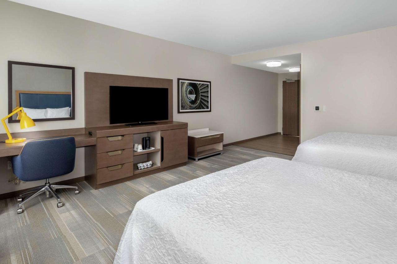 Queen Room with Bath Tub - Mobility/Hearing Accessible - Non-Smoking at Hampton Inn & Suites San Diego Airport Liberty Station