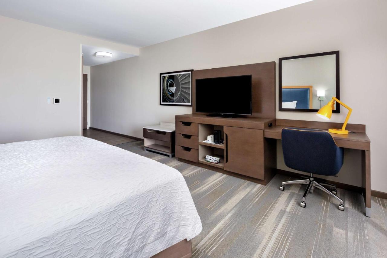 King Room with Bath Tub - Mobility/Hearing Accessible - Non-Smoking at Hampton Inn & Suites San Diego Airport Liberty Station