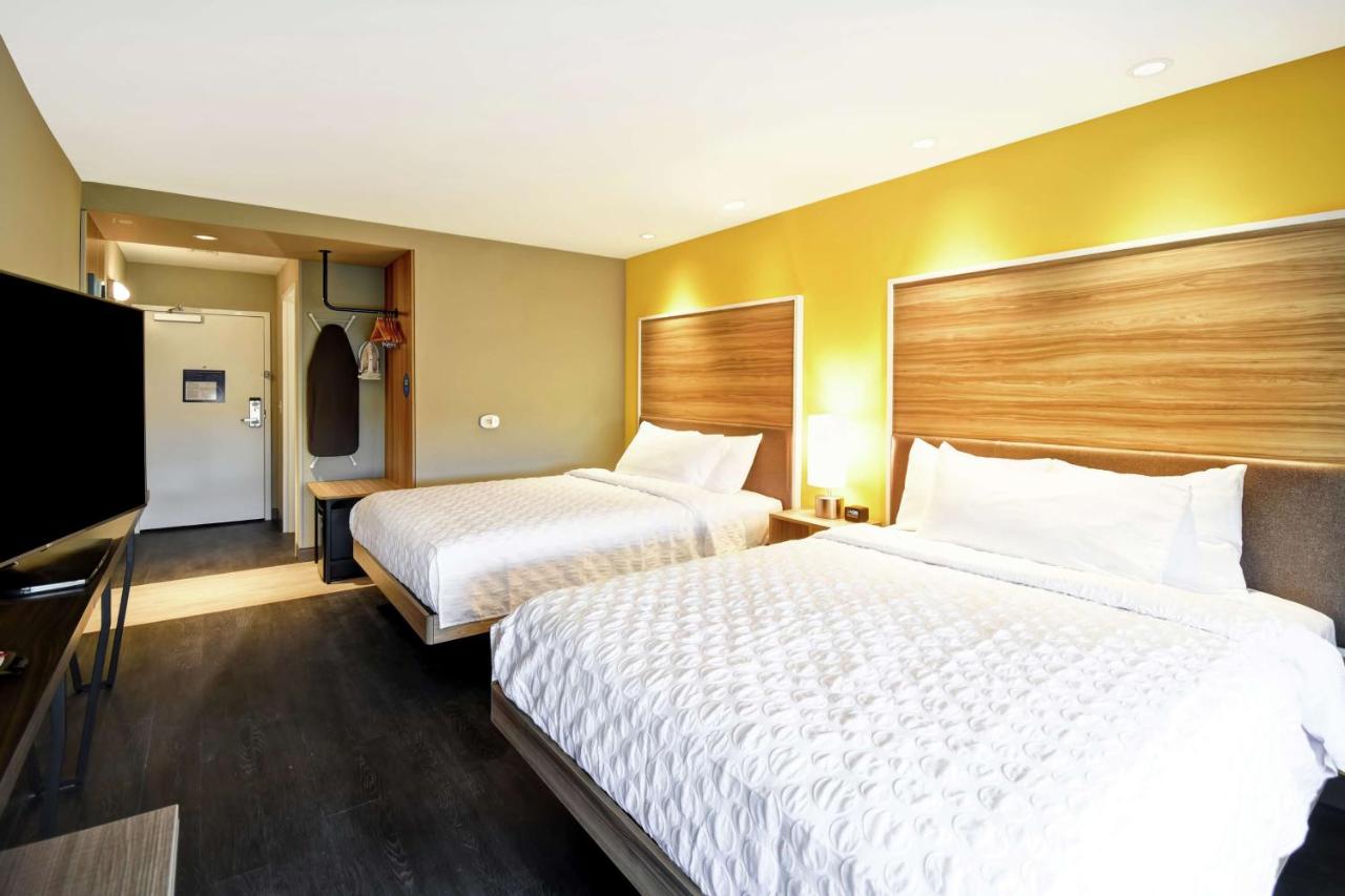 Queen Room with Two Queen Beds at Tru by Hilton Louisville Airport