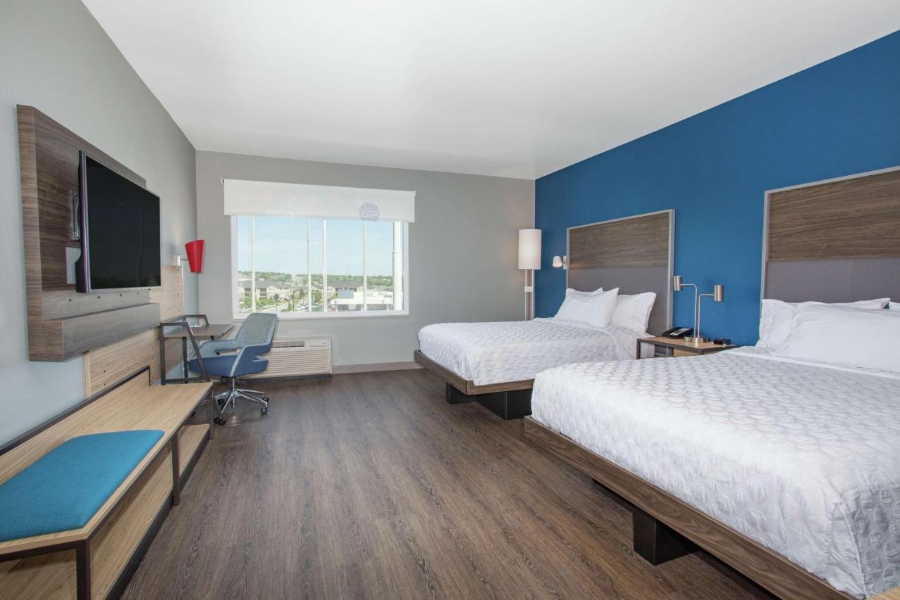 Queen Room with Two Queen Beds - Mobility Accessible/Bathtub at Tru by Hilton Salt Lake City Midvale