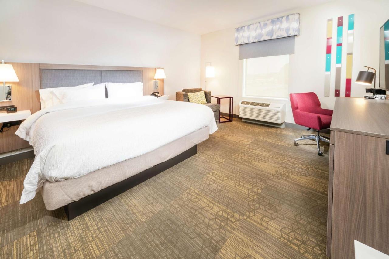 King Room at Hampton Inn & Suites Santa Maria