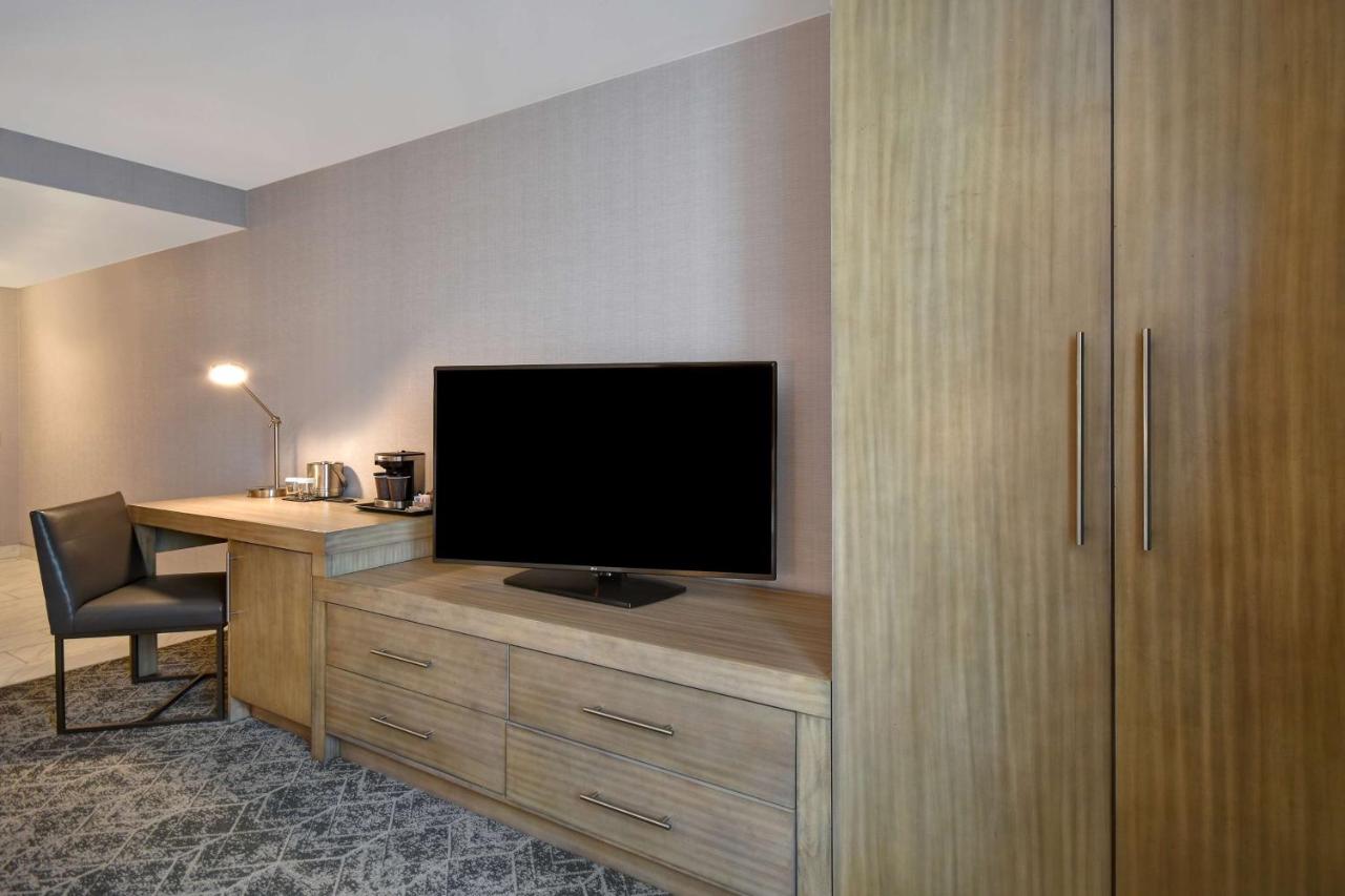 King Room - Mobility/Hearing Accessible with Tub at DoubleTree by Hilton St. Louis Airport