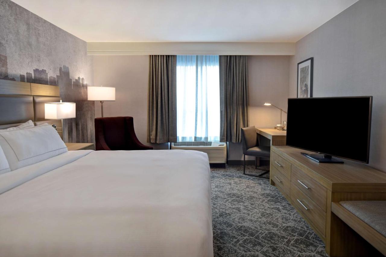 King Room - Mobility/Hearing Accessible with Tub at DoubleTree by Hilton St. Louis Airport