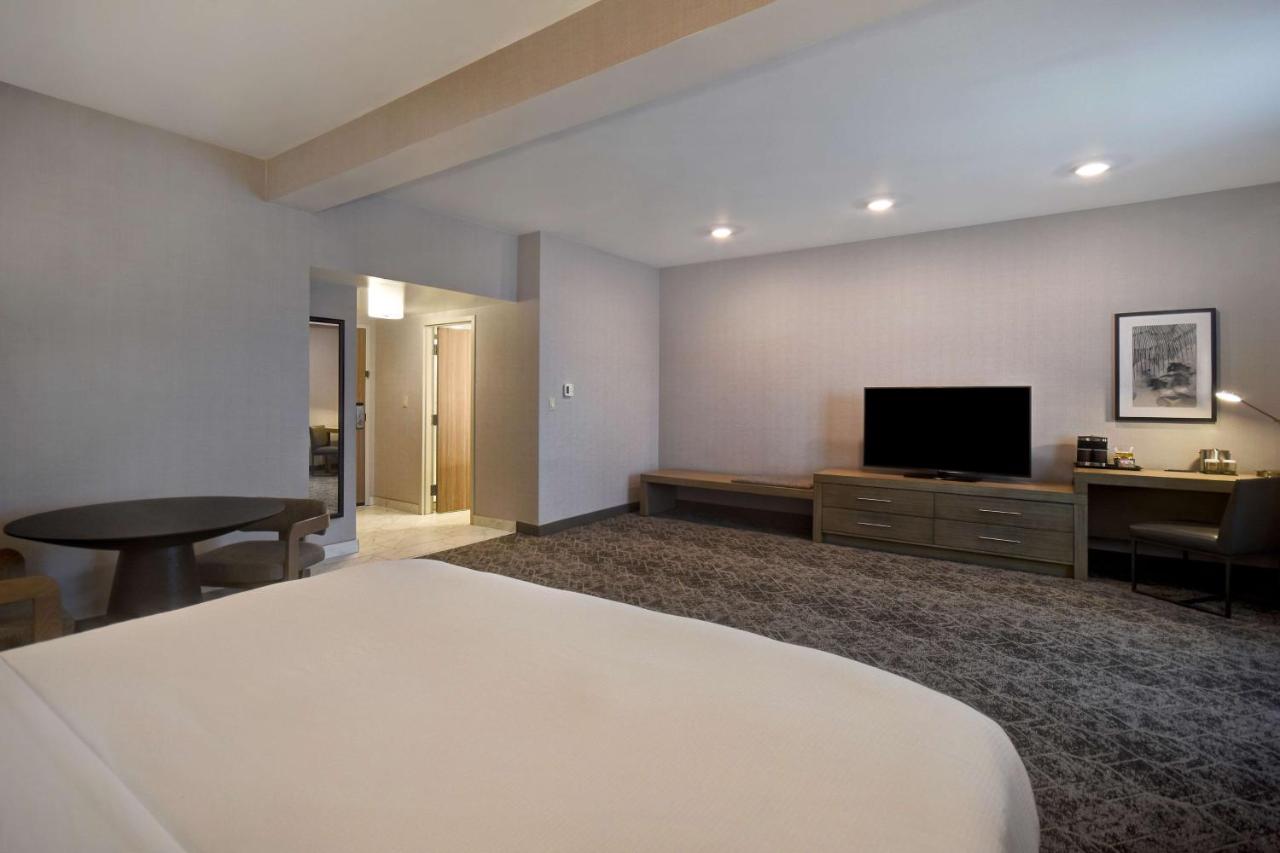 Deluxe King Room - High Floor at DoubleTree by Hilton St. Louis Airport
