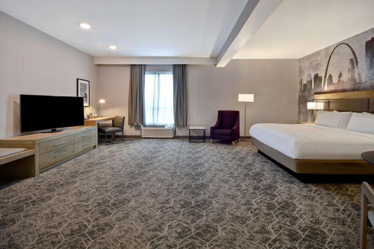 Deluxe King Room - High Floor at DoubleTree by Hilton St. Louis Airport