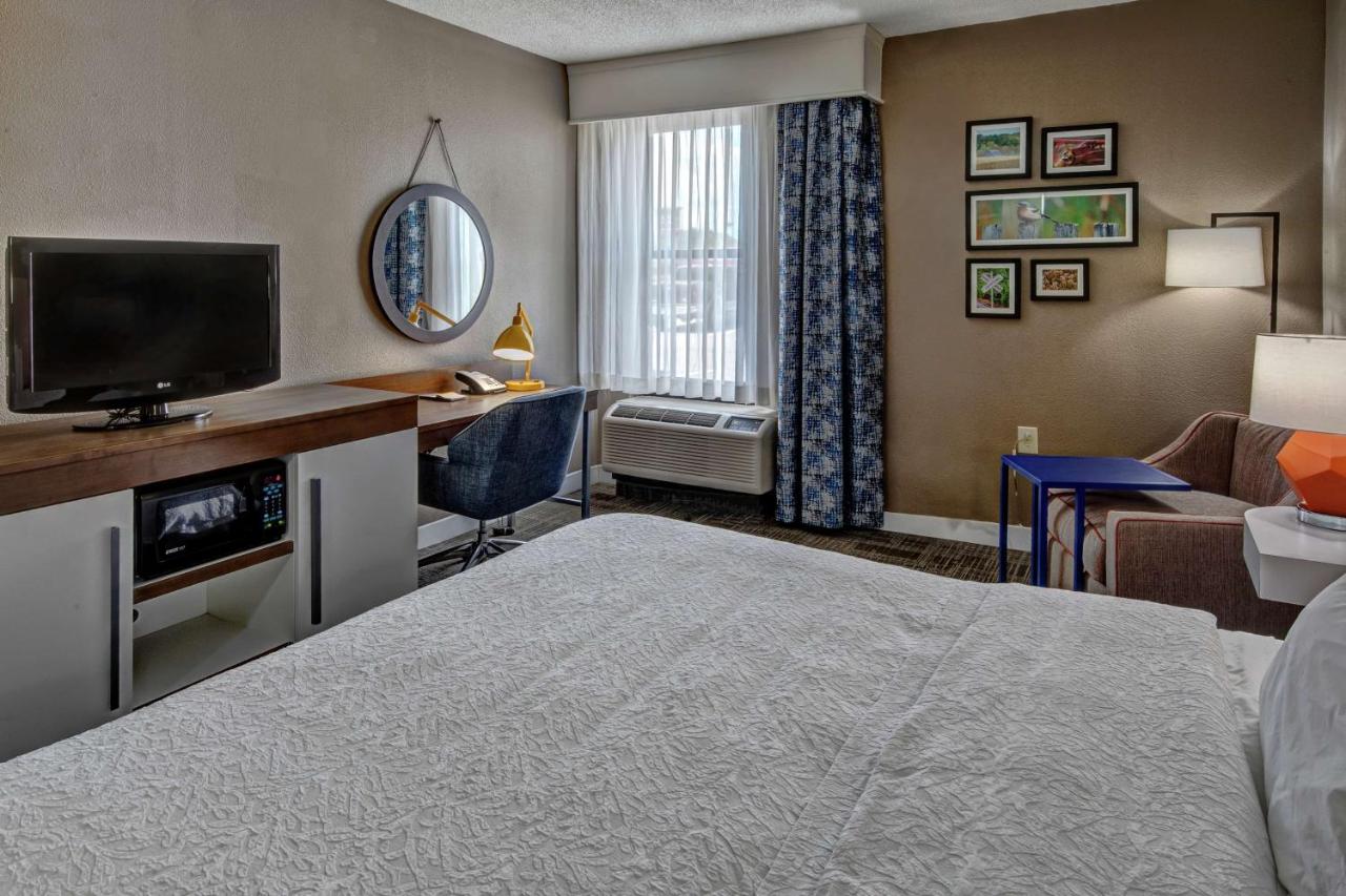 King Accessible Room with Roll-In Shower - Non-Smoking at Hampton Inn Tullahoma