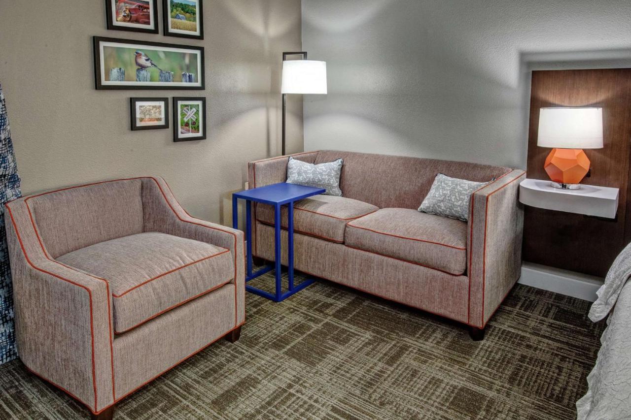 King Accessible Room with Roll-In Shower - Non-Smoking at Hampton Inn Tullahoma