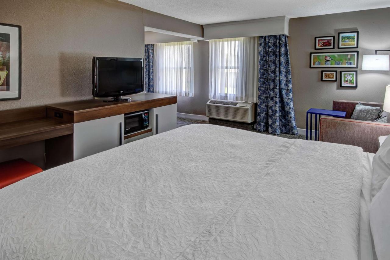 King Suite - Non-Smoking at Hampton Inn Tullahoma