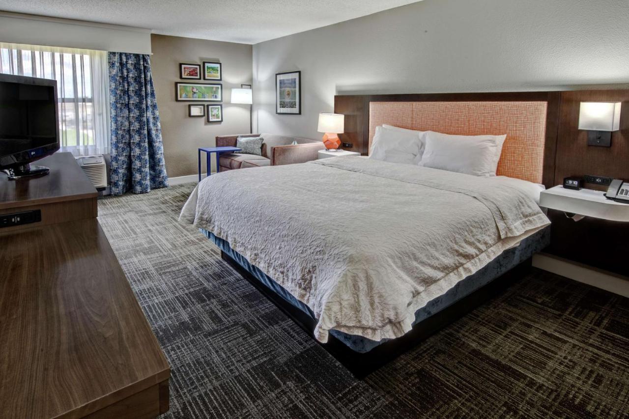 King Suite - Non-Smoking at Hampton Inn Tullahoma