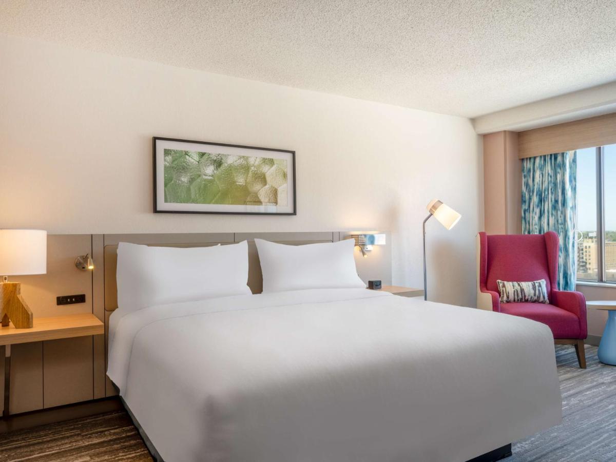 King Room with River View at Hilton Garden Inn Toledo Downtown