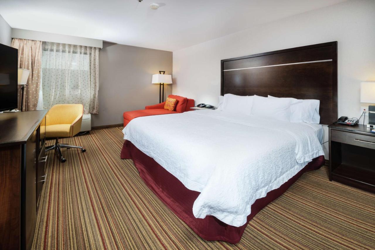 Deluxe King Room at Hampton Inn Tulsa Broken Arrow