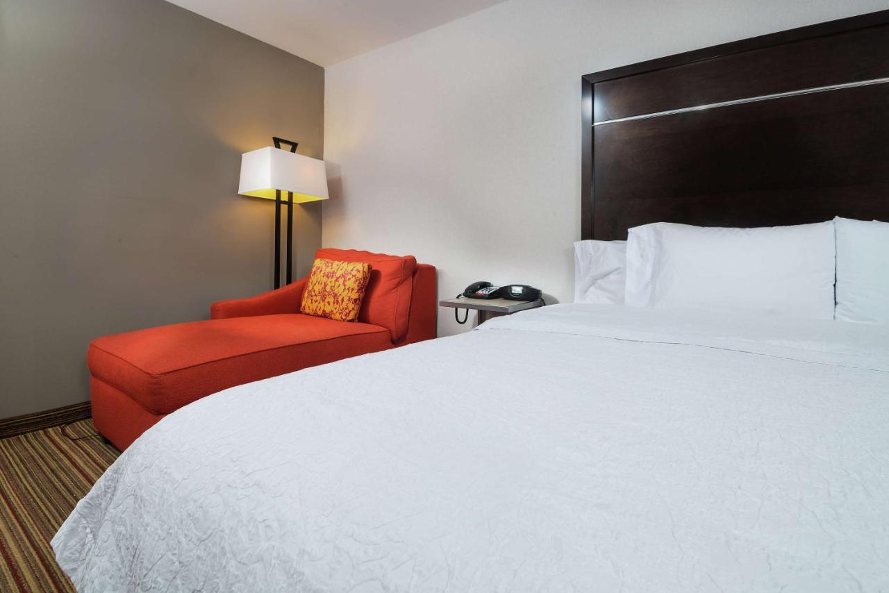Deluxe King Room at Hampton Inn Tulsa Broken Arrow
