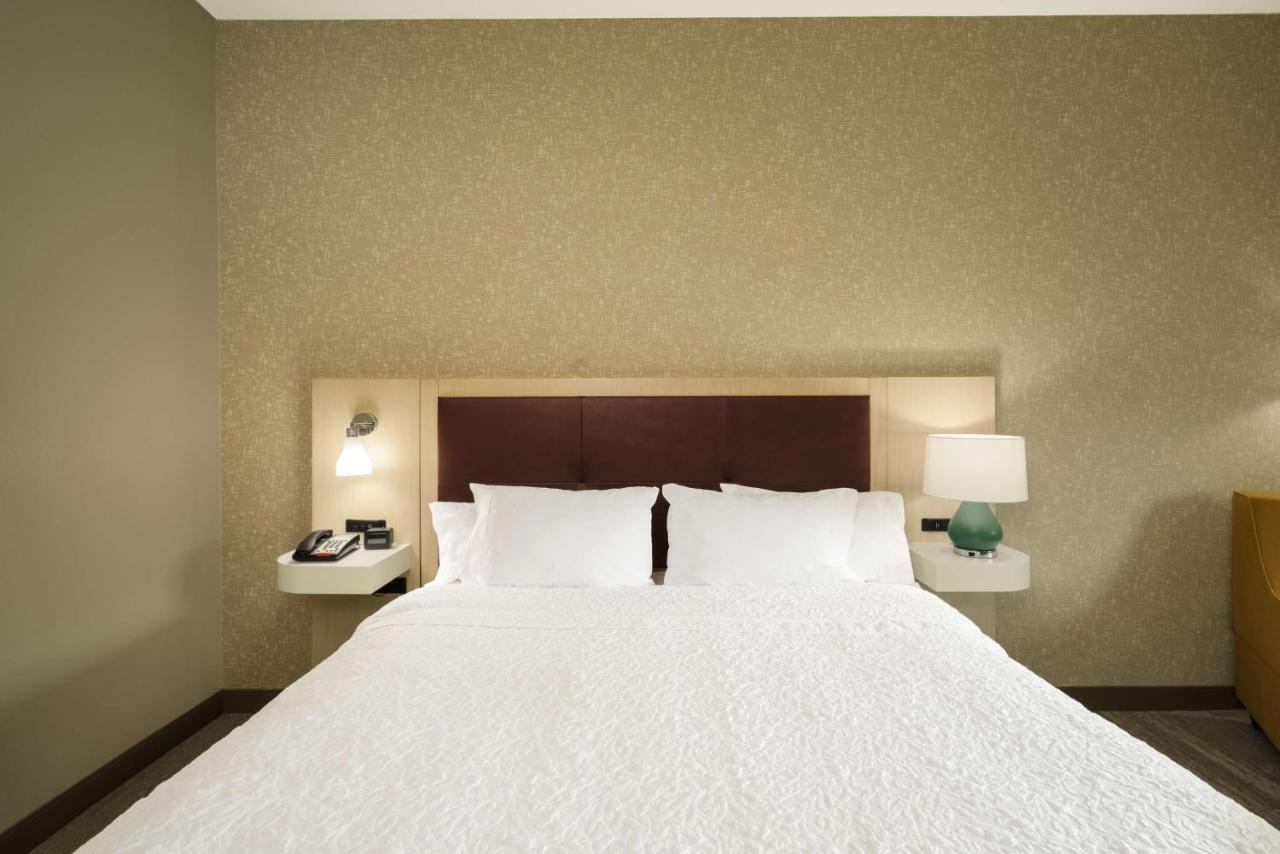 King Room Mobility/Hearing Accessible - Non-Smoking at Hampton Inn Newport