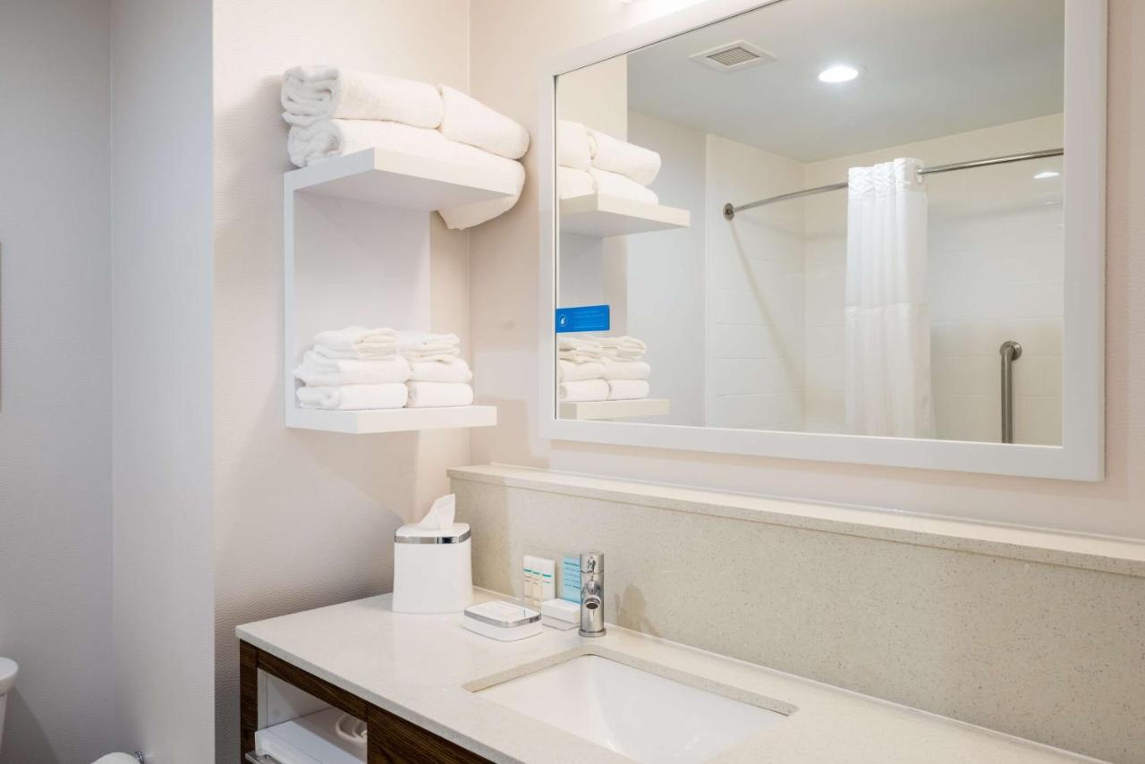 King Room - Non-Smoking at Hampton Inn Newport