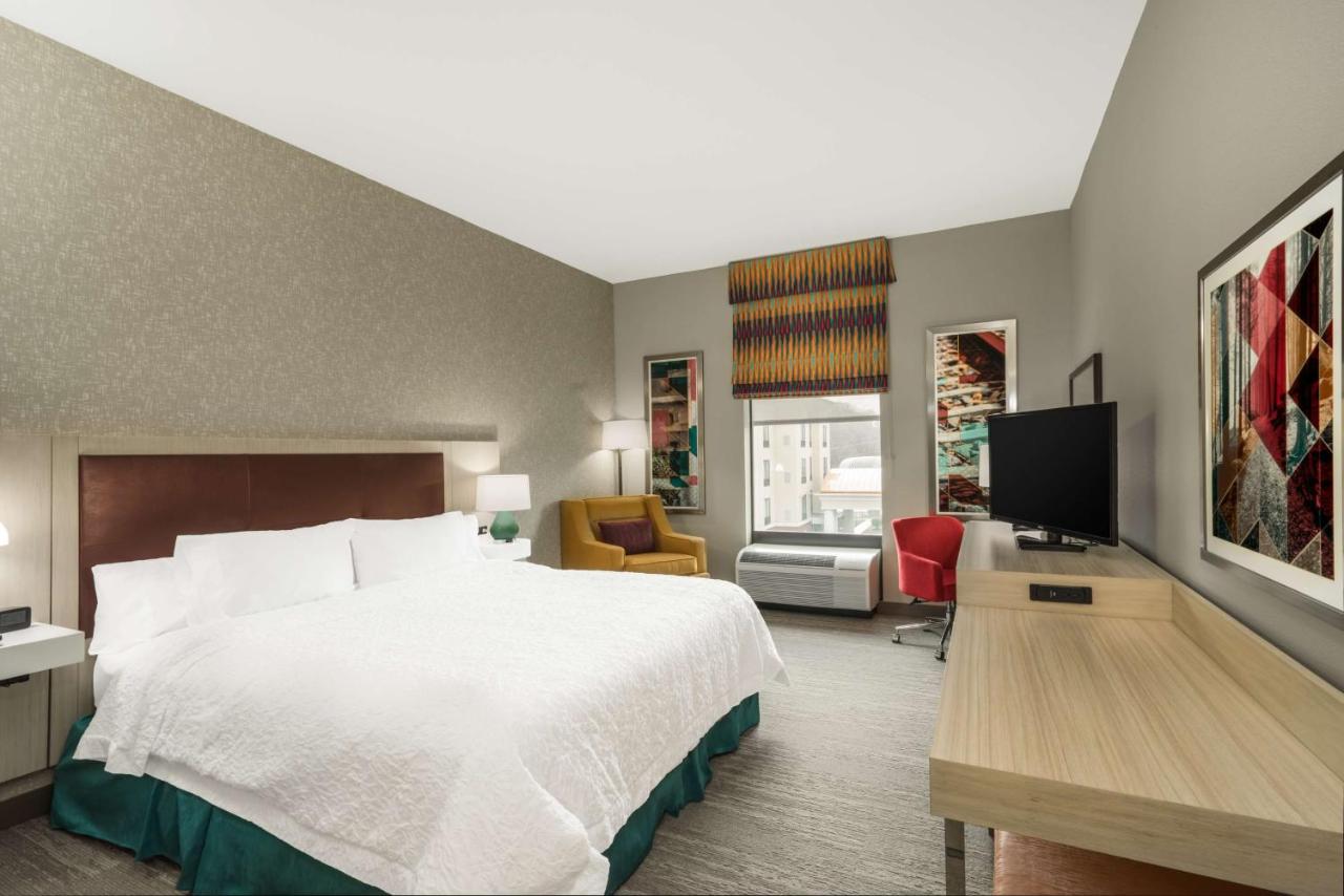 King Room Mobility/Hearing Accessible - Non-Smoking at Hampton Inn Newport