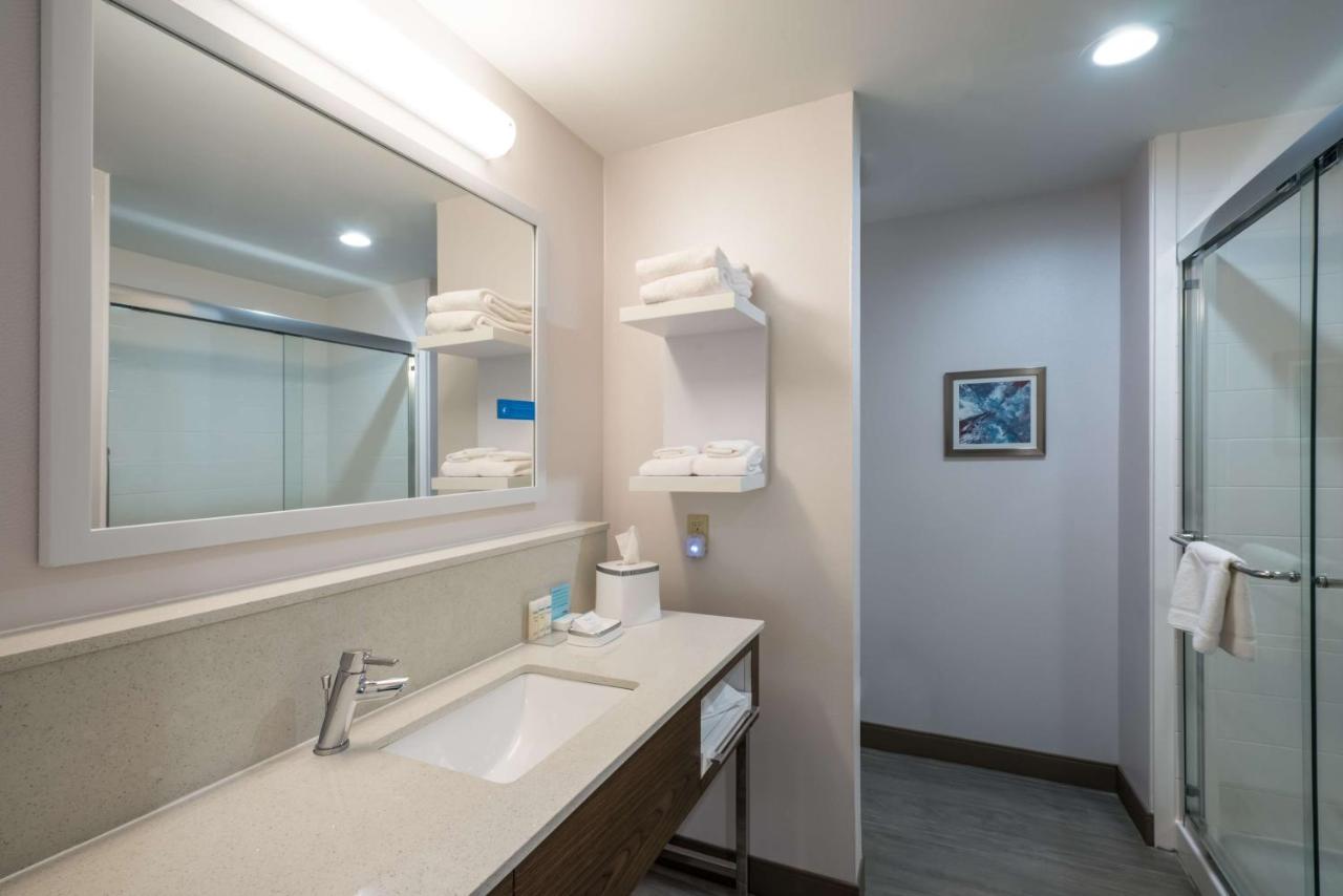 King Room - Non-Smoking at Hampton Inn Newport