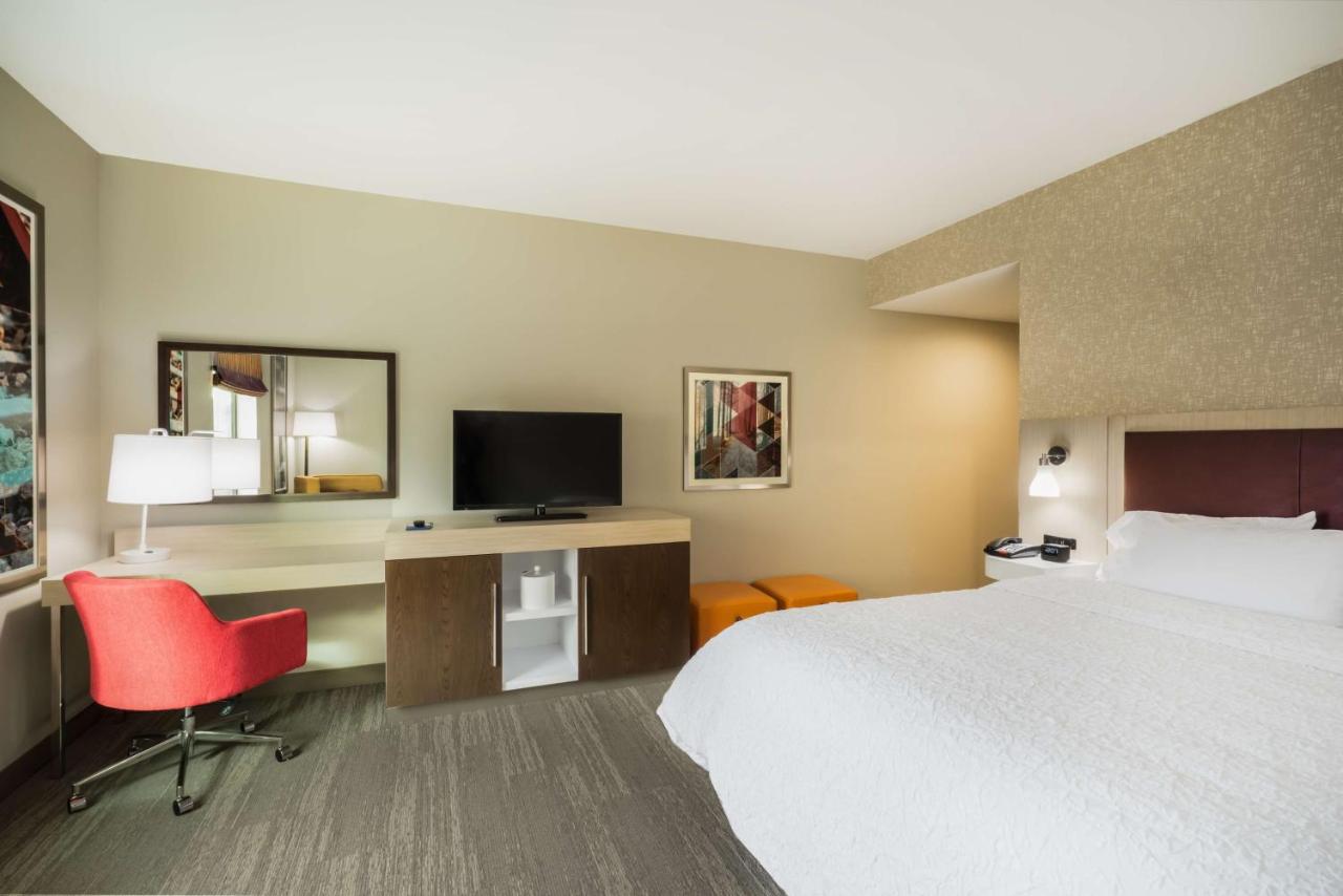 King Room - Non-Smoking at Hampton Inn Newport