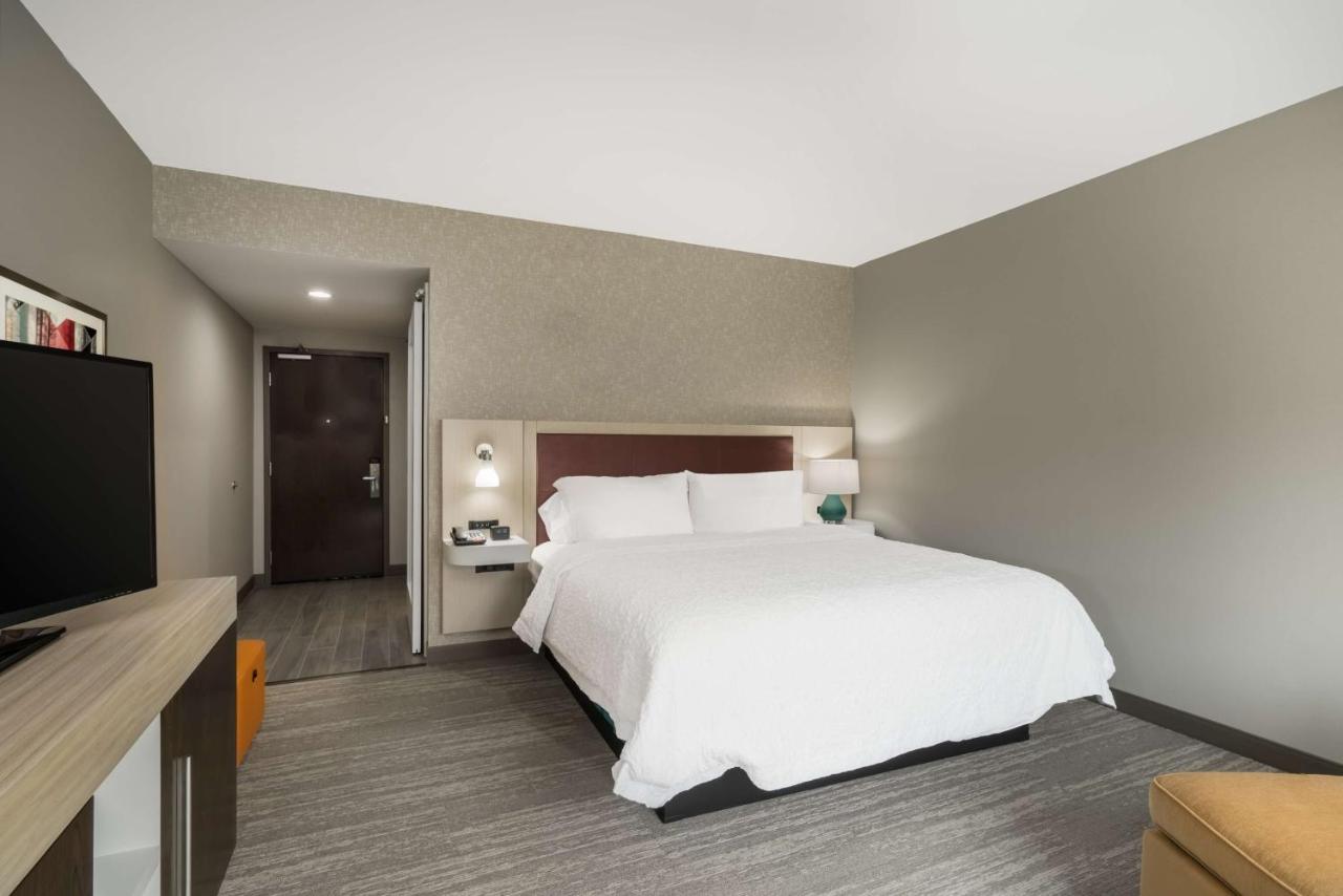 King Room - Non-Smoking at Hampton Inn Newport