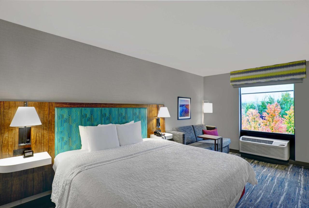 King Room - Disability Access with Bath Tub at Hampton Inn Utica