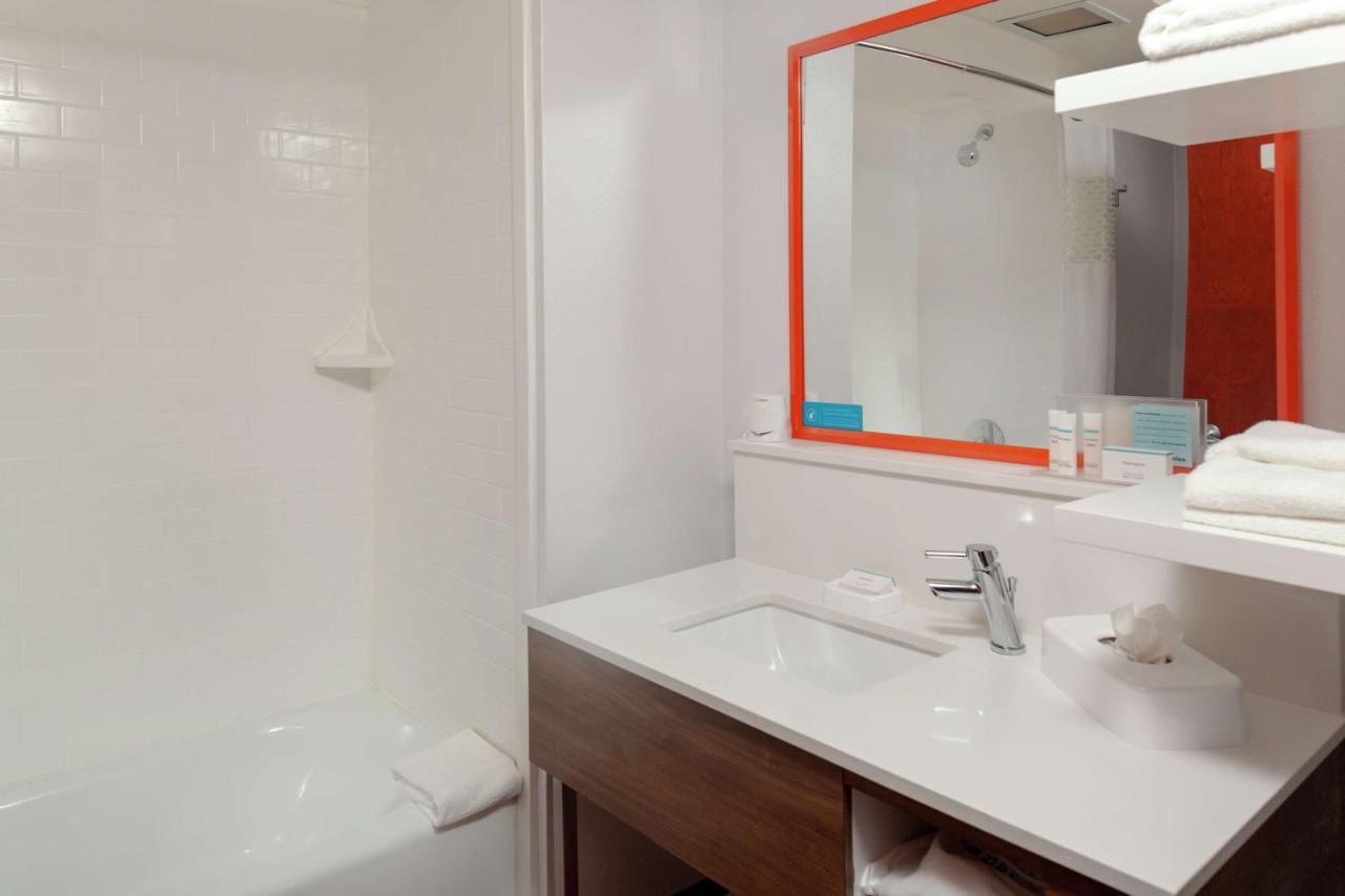 | Hampton Inn Woodbridge