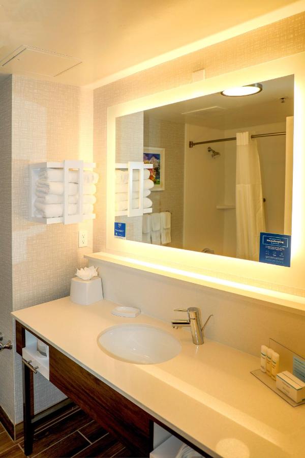 Queen Room with Two Queen Beds - Non-Smoking at Hampton Inn Ellensburg