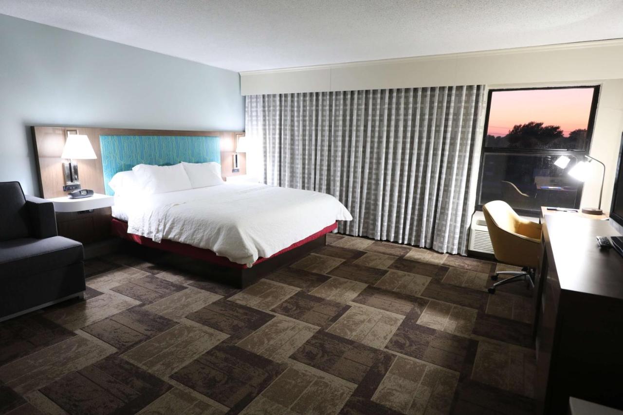 King Room - Non-Smoking at Hampton Inn Hutchinson