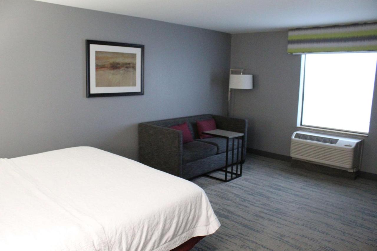 King Room with Sofa Bed at Hampton Inn Indianapolis NW/Zionsville
