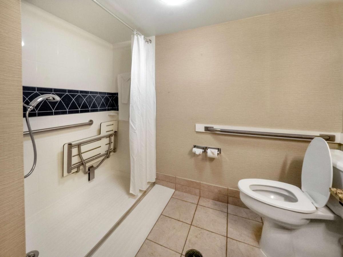 | DoubleTree by Hilton Buffalo-Amherst