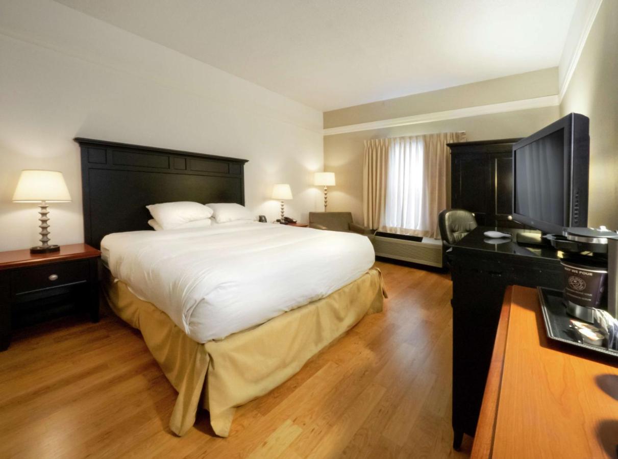 | DoubleTree by Hilton Buffalo-Amherst
