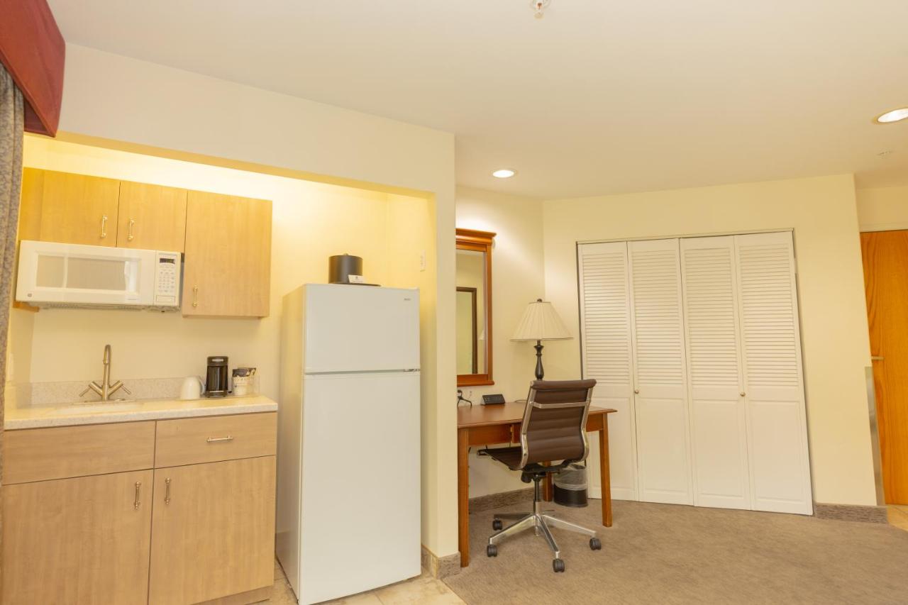 King Suite with Spa Bath at Best Western Lodge At River's Edge