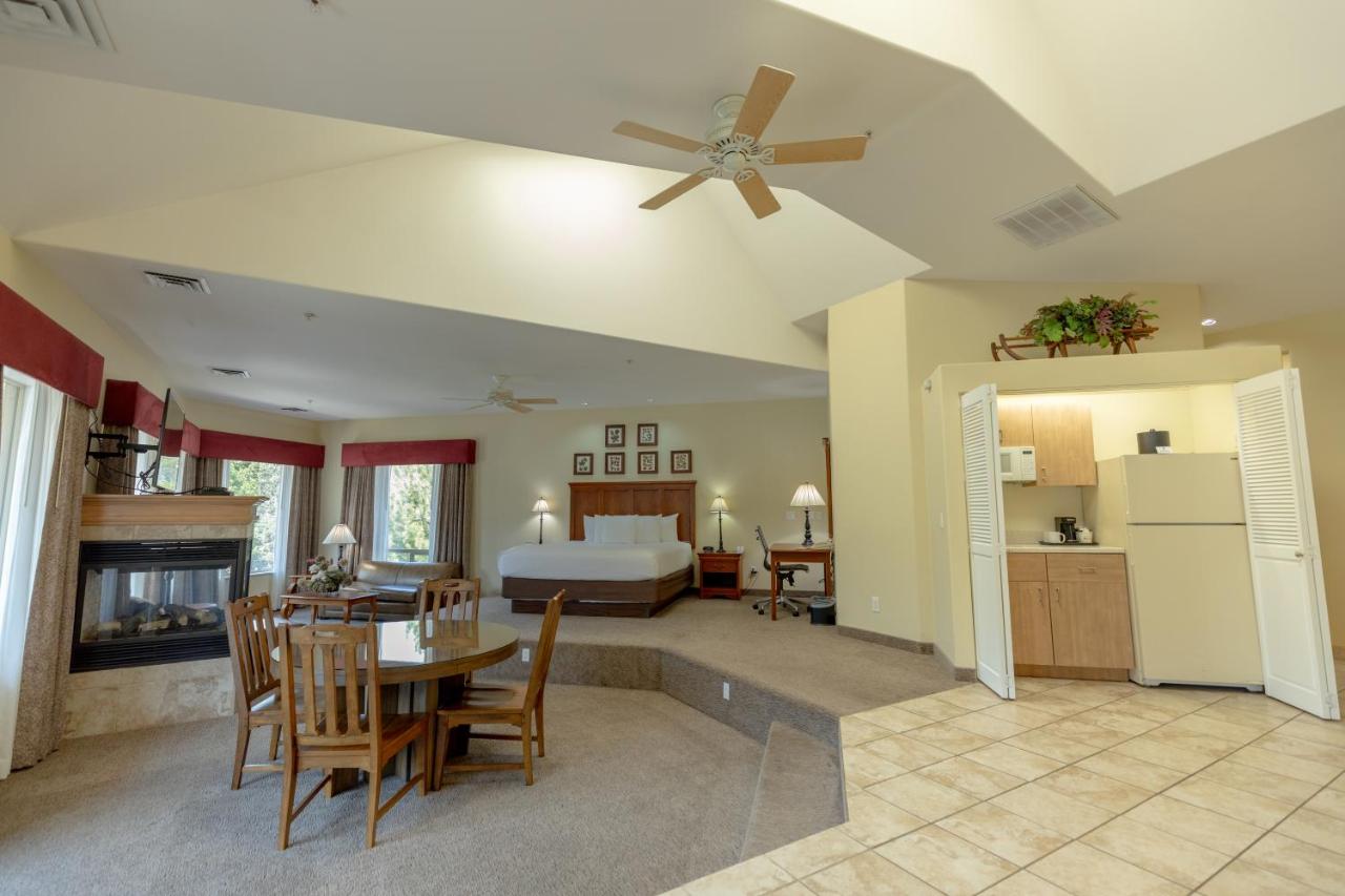 King Suite with Dining Area at Best Western Lodge At River's Edge