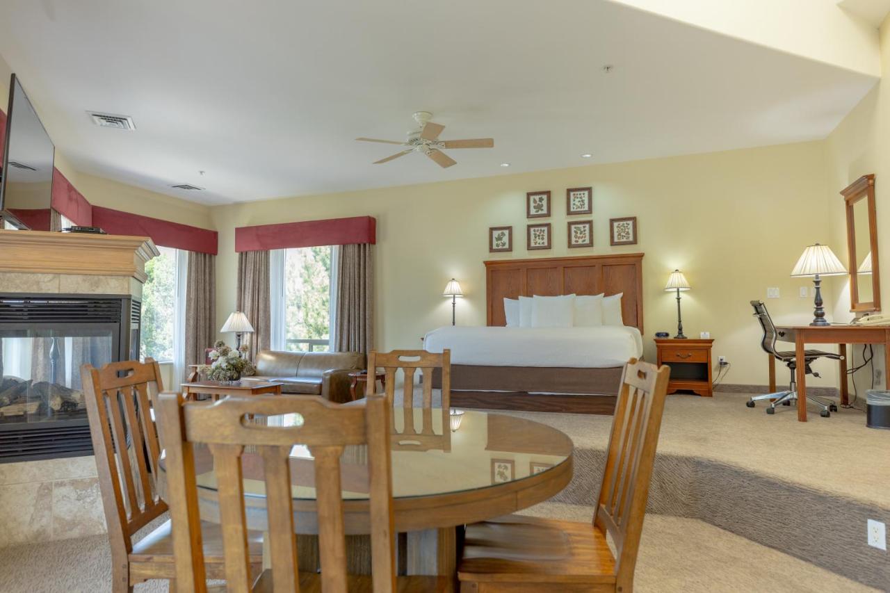 King Suite with Dining Area at Best Western Lodge At River's Edge