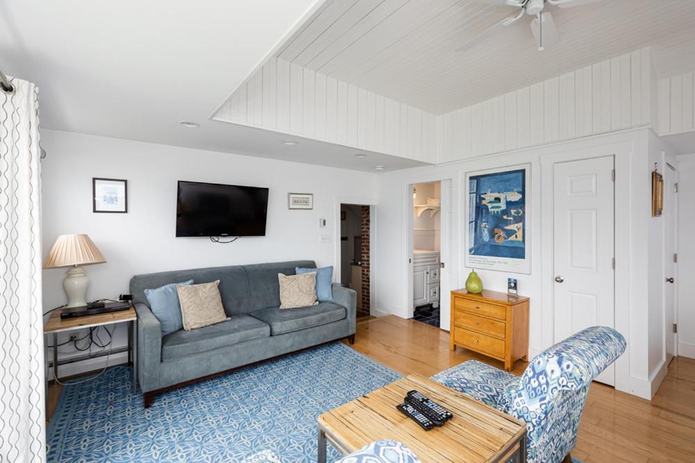 Deluxe Suite with Sea View at The Masthead Resort