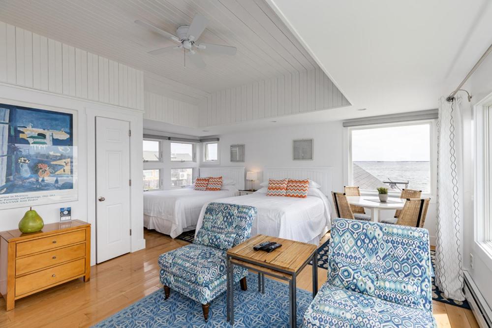 Deluxe Suite with Sea View at The Masthead Resort