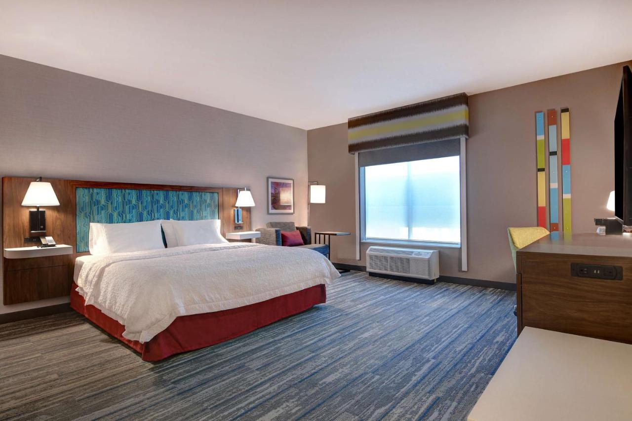 King Room at Hampton Inn & Suites Canal Winchester Columbus