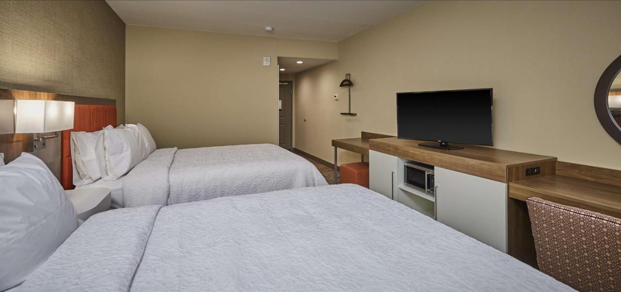 Queen Room with Two Queen Beds - Hearing Accessible at Hampton Inn & Suites Roseburg