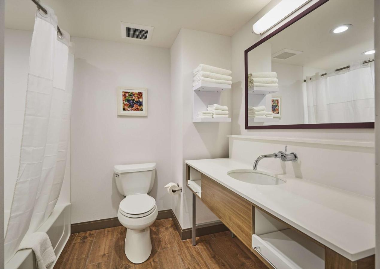Queen Room with Two Queen Beds - Hearing Accessible at Hampton Inn & Suites Roseburg