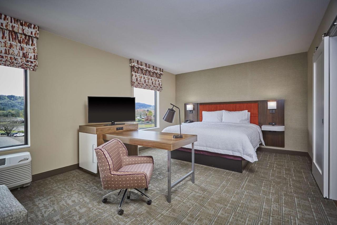 One-Bedroom King Suite - Non-Smoking at Hampton Inn & Suites Roseburg