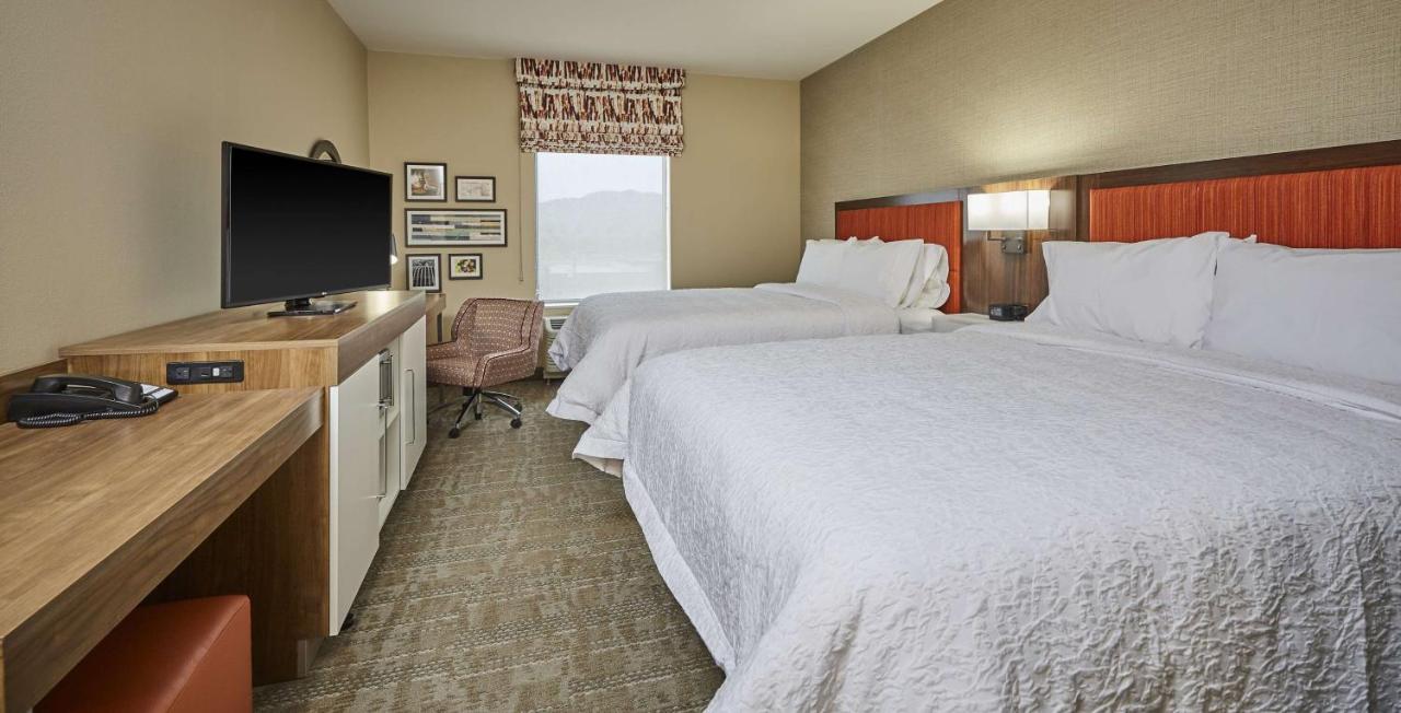 Queen Room with Two Queen Beds - Hearing Accessible at Hampton Inn & Suites Roseburg