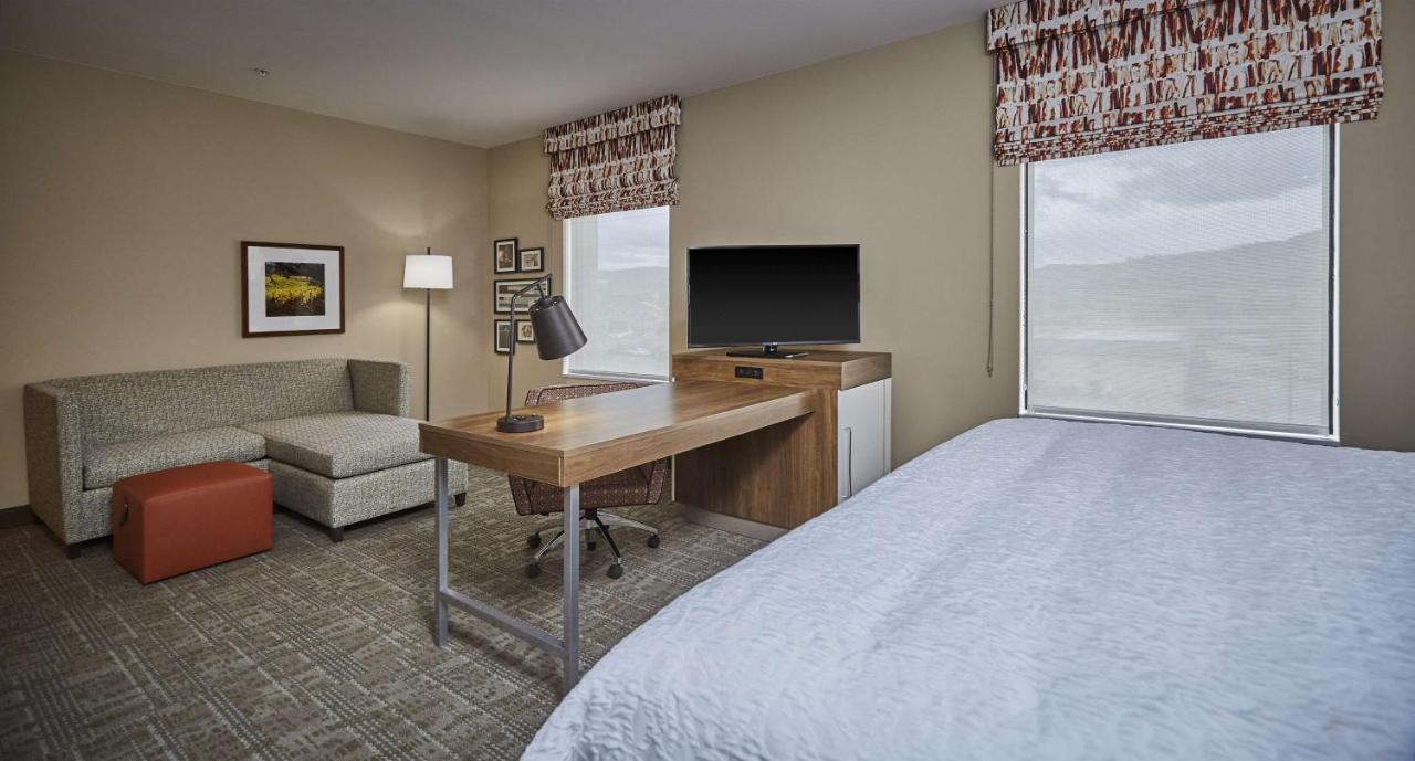 One-Bedroom King Suite - Non-Smoking at Hampton Inn & Suites Roseburg