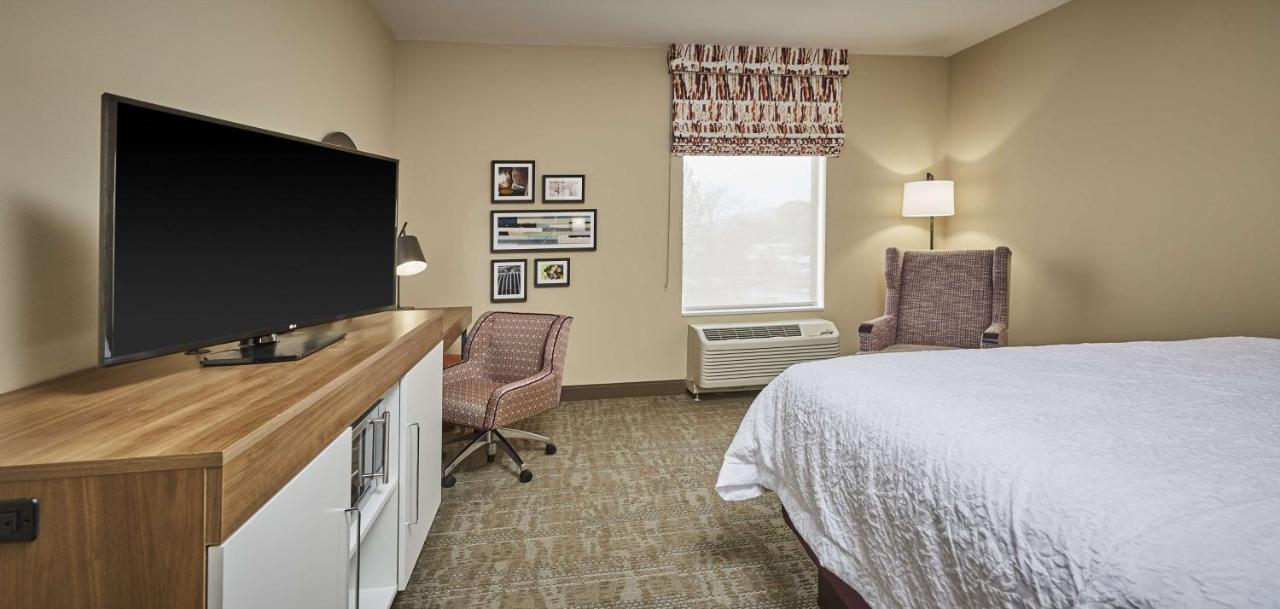 King Room - Non-Smoking at Hampton Inn & Suites Roseburg