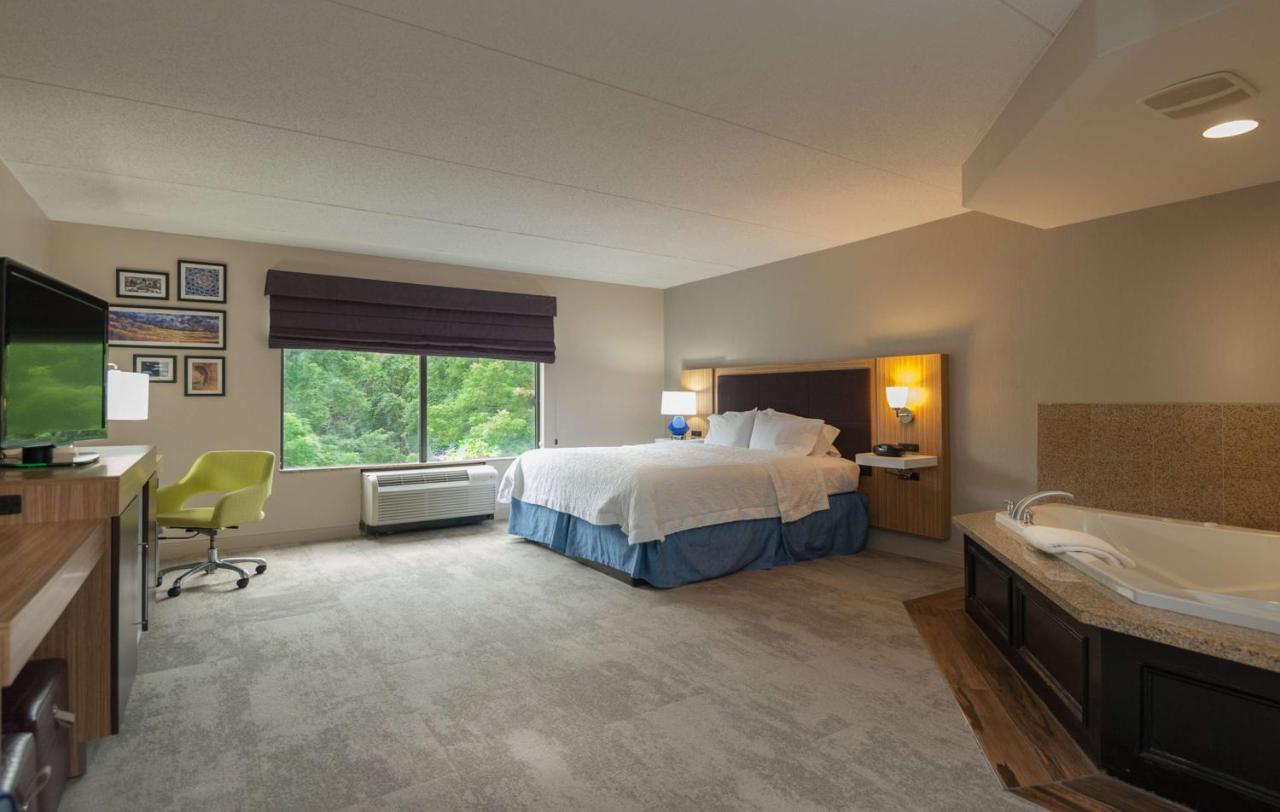 King Room with Whirlpool - Non-Smoking at Hampton Inn Doylestown