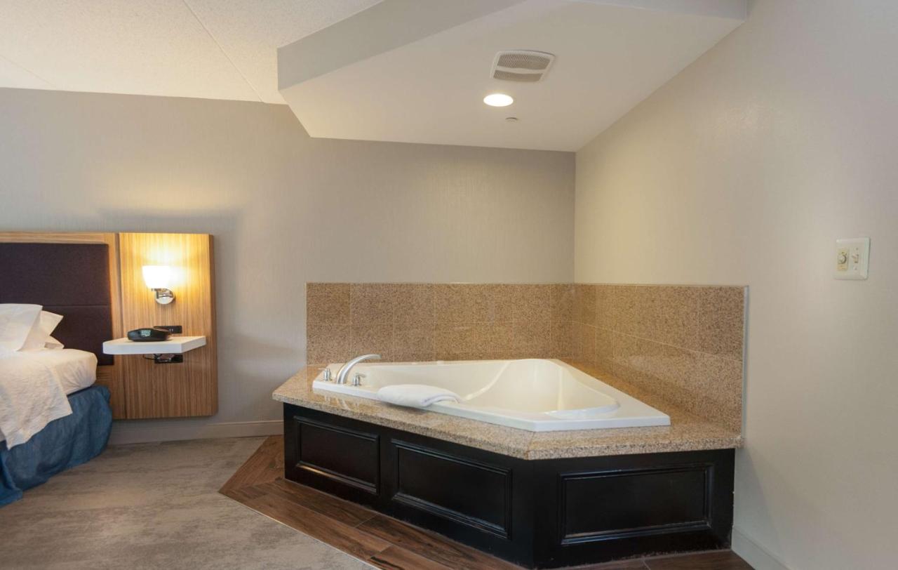 King Room with Whirlpool - Non-Smoking at Hampton Inn Doylestown