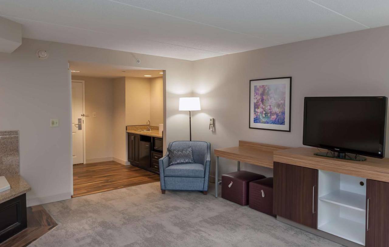 King Room with Whirlpool - Non-Smoking at Hampton Inn Doylestown