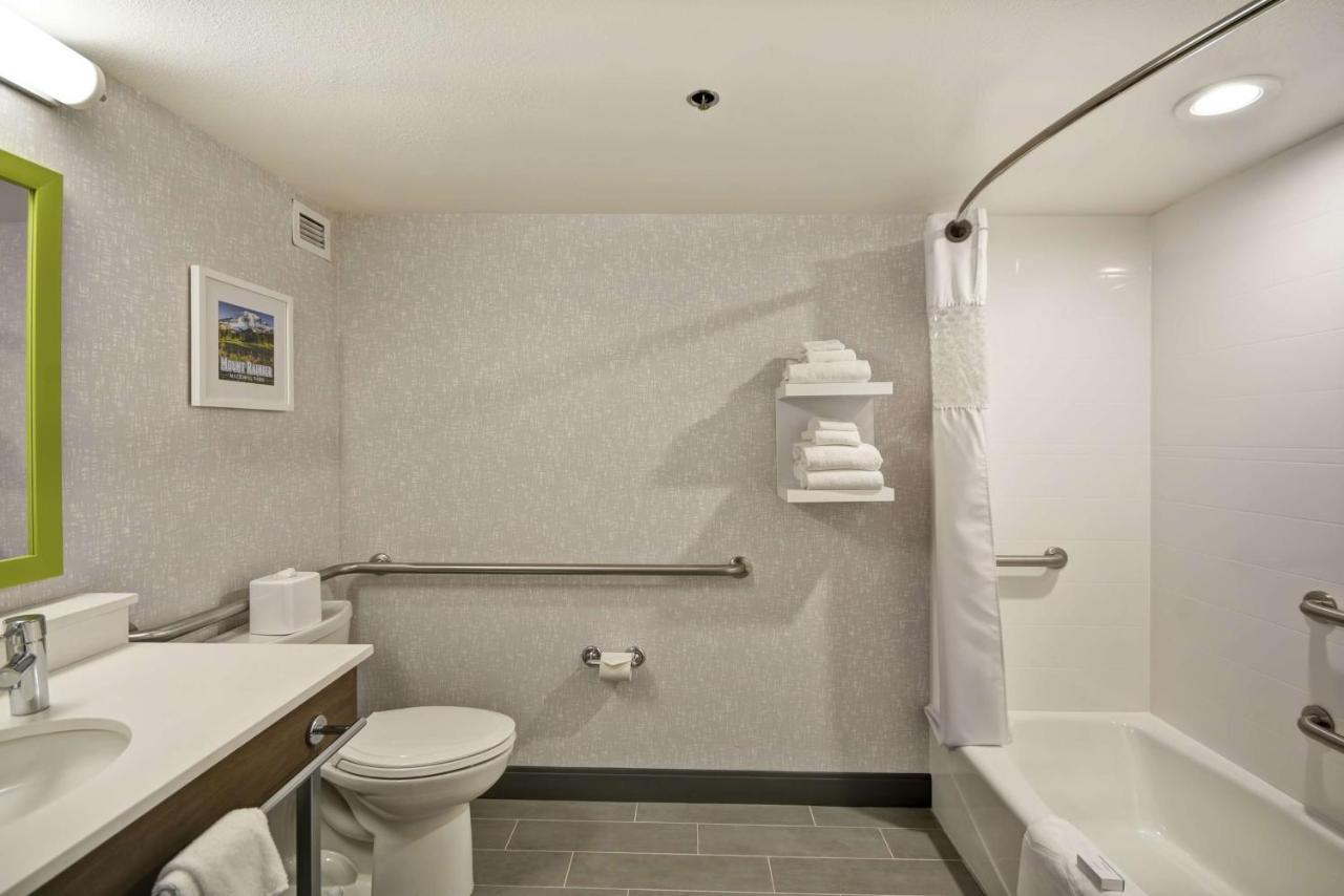 Queen Room - Disability Access/Non-Smoking at Hampton Inn Seattle/Southcenter