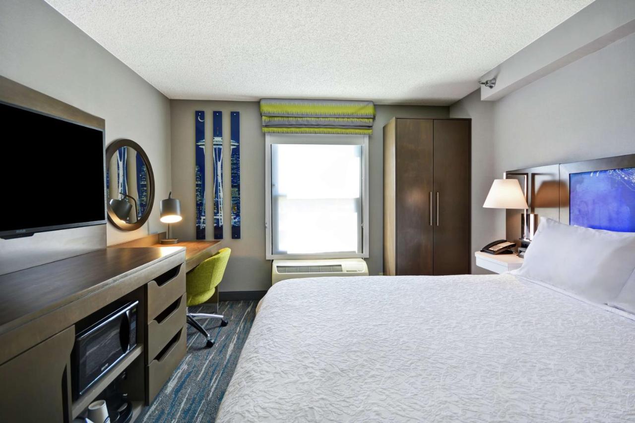 Queen Room - Non-Smoking at Hampton Inn Seattle/Southcenter