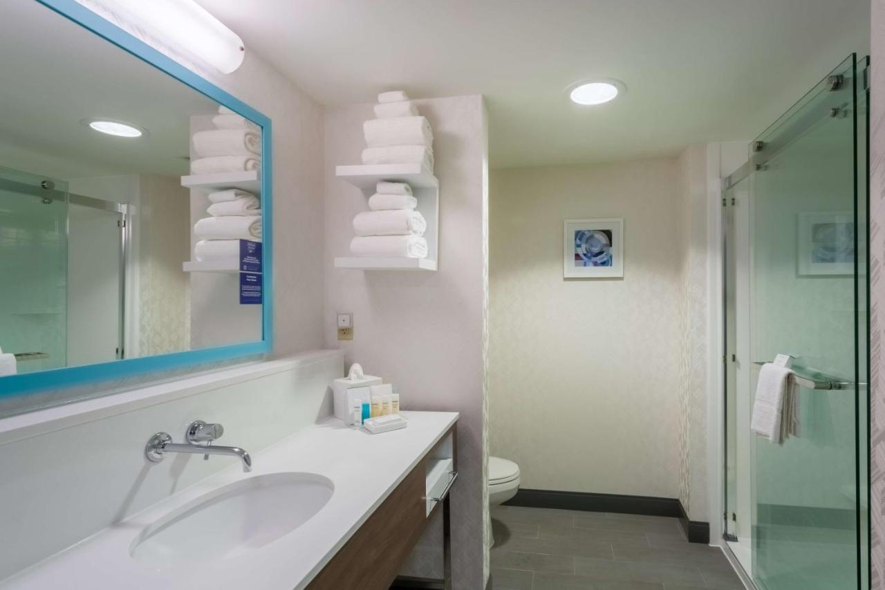 King Room at Hampton Inn & Suites Herndon-Reston
