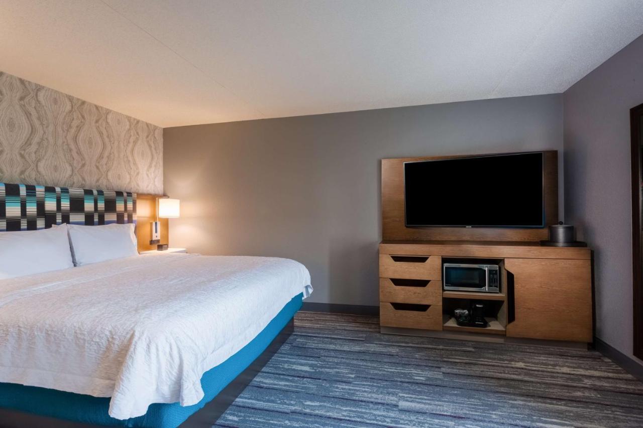 King Room at Hampton Inn & Suites Herndon-Reston