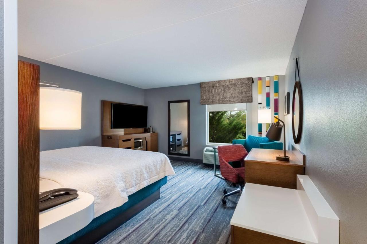 King Room at Hampton Inn & Suites Herndon-Reston