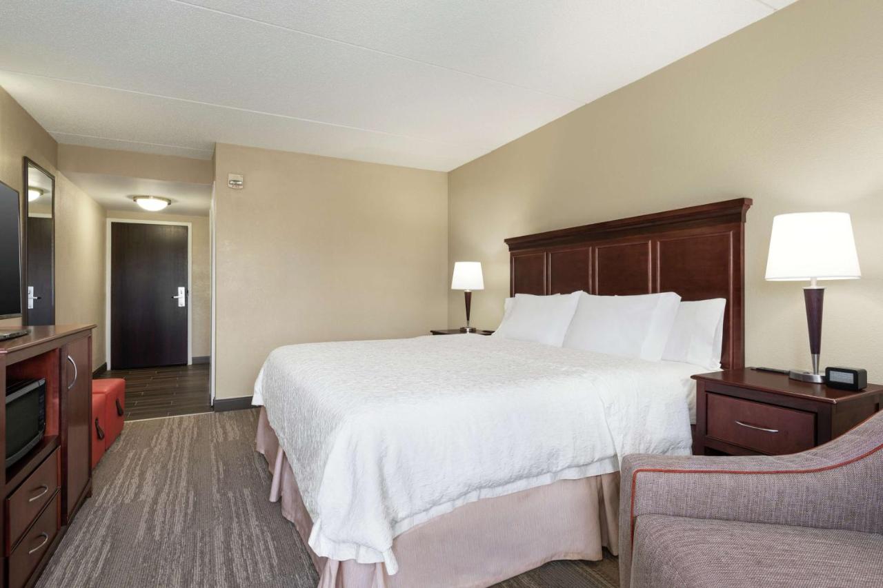 King Room Mobility/Hearing Accessible - Non-Smoking at Hampton Inn Dulles - Cascades